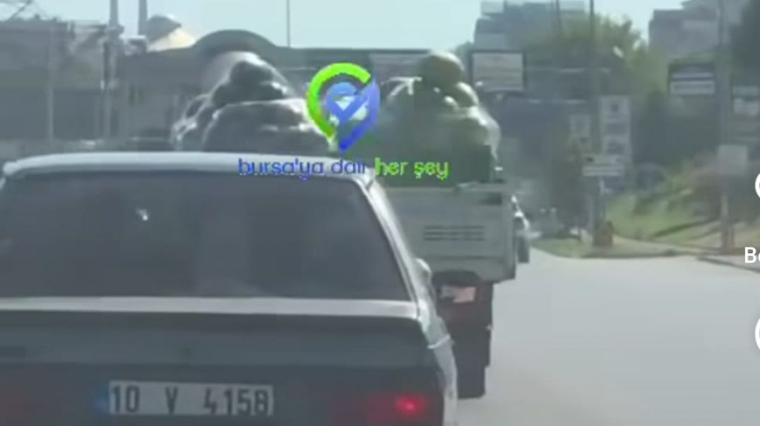 Bursa'da karpuz yüklü kamyonet yürekleri ağza getirdi