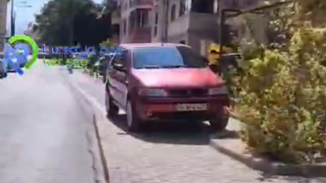 Bursa'da kaldırıma park eden araçlar yayaları tehlikeye atıyor
