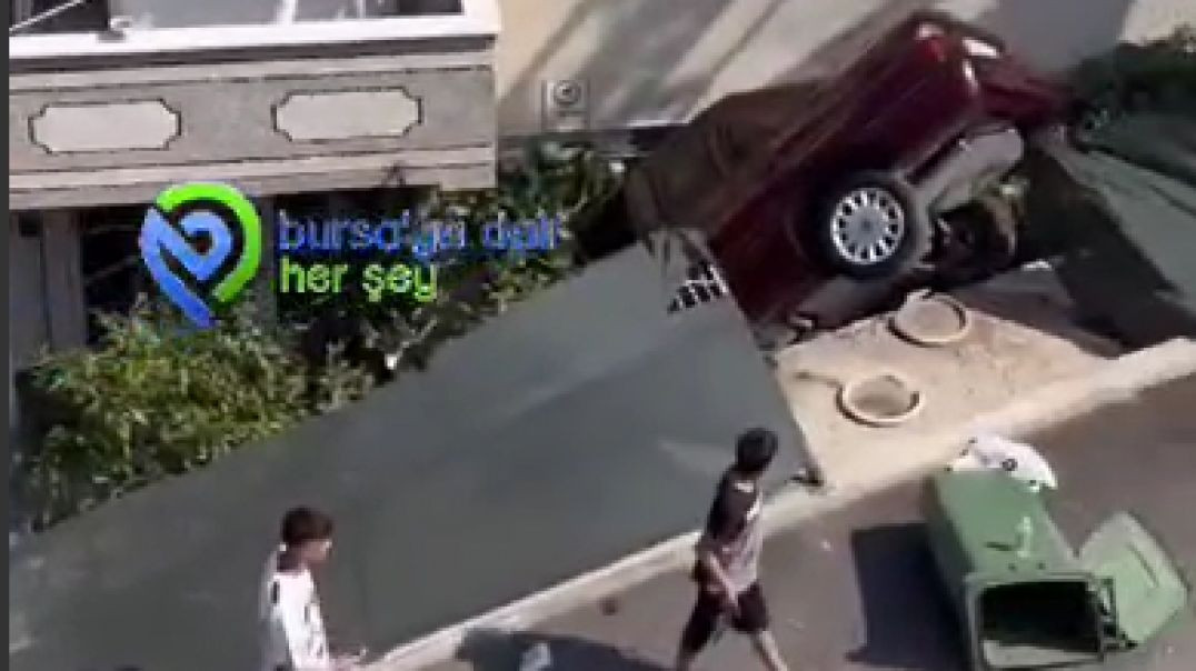 Bursa'da hızını alamayan otomobil bahçeye uçarak duvarda asılı kaldı