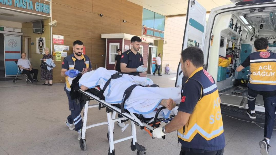 Bursa'da ticari araç ile motosikletin kafa kafaya çarpışmasıyla 1'i ağır 2 kişi yaralandı