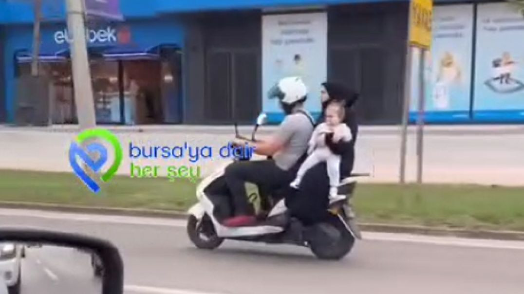 Bursa'da motosiklette tehlikeli yolculuk: Umursamadan bebeğini tek elle tuttu!