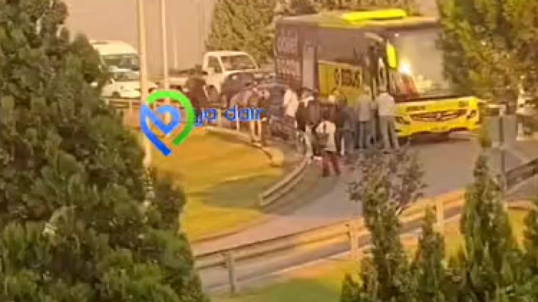 Bursa'da yolcu otobüsü otomobili refüje sıkıştırdı
