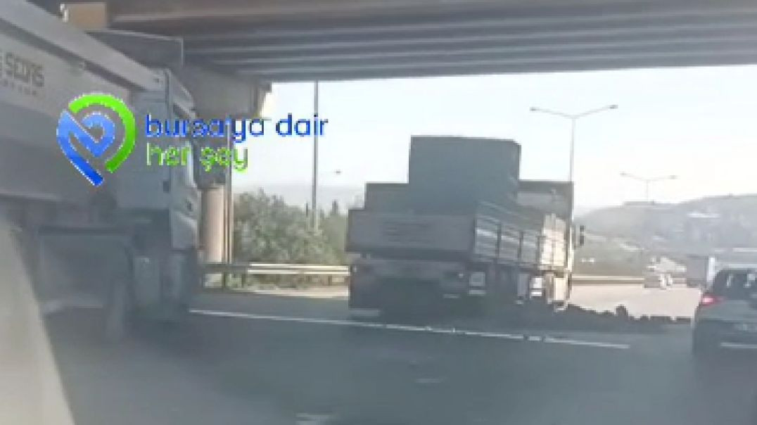 Bursa'da tıra yüklü tuğlalar yola saçıldı