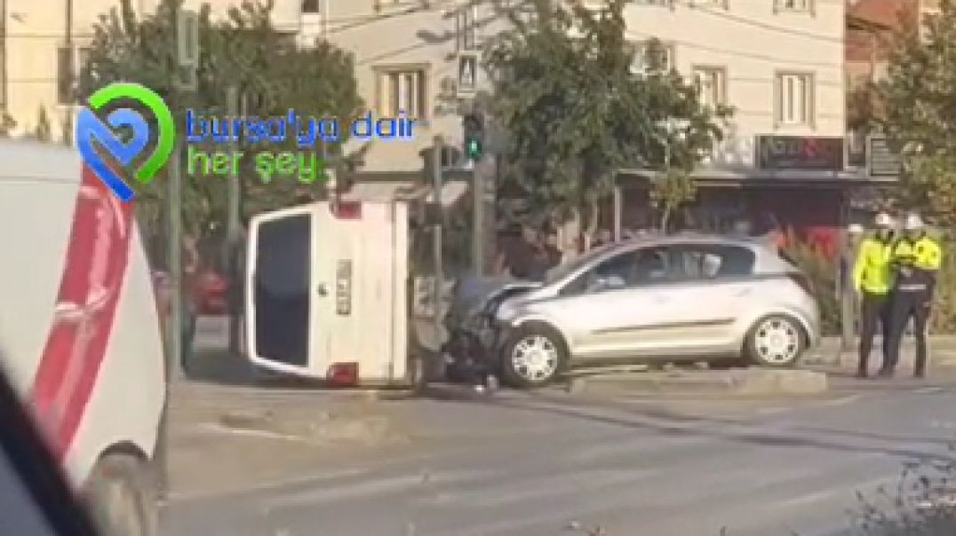 Bursa'da yaralanmalı kazada araç yan yattı!