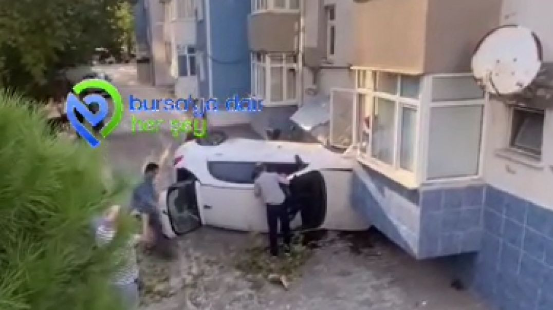 Bursa'da aracıyla bahçeye uçan sürücü balkon duvarına çarptı!
