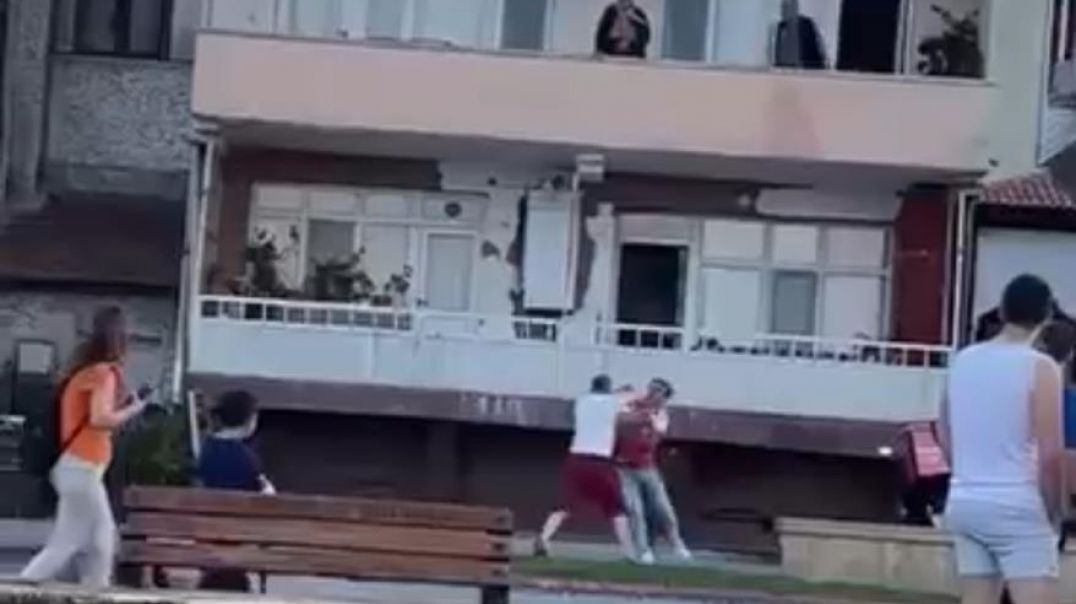 Mudanya'da evinin önüne motosikletini park eden kuryeye saldırıp eşya fırlattılar!