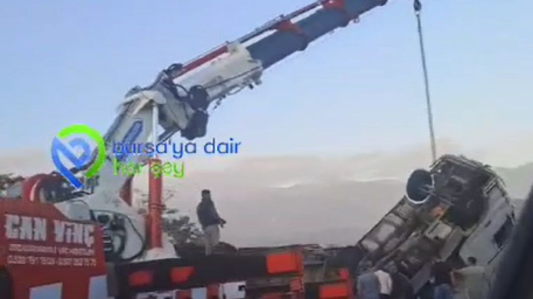Bursa Yenişehir yolunda kereste yüklü tır devrildi: Yol trafiğe kapandı!