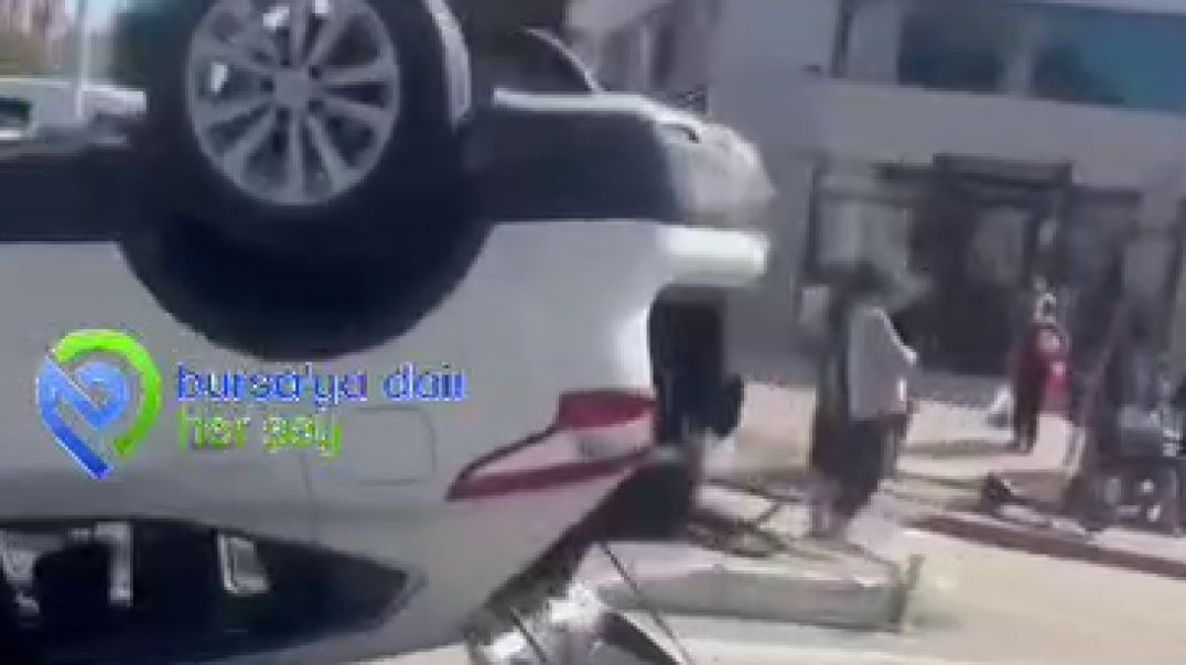 Bursa'da takla atan otomobil trafik levhasına çarpıp ters döndü