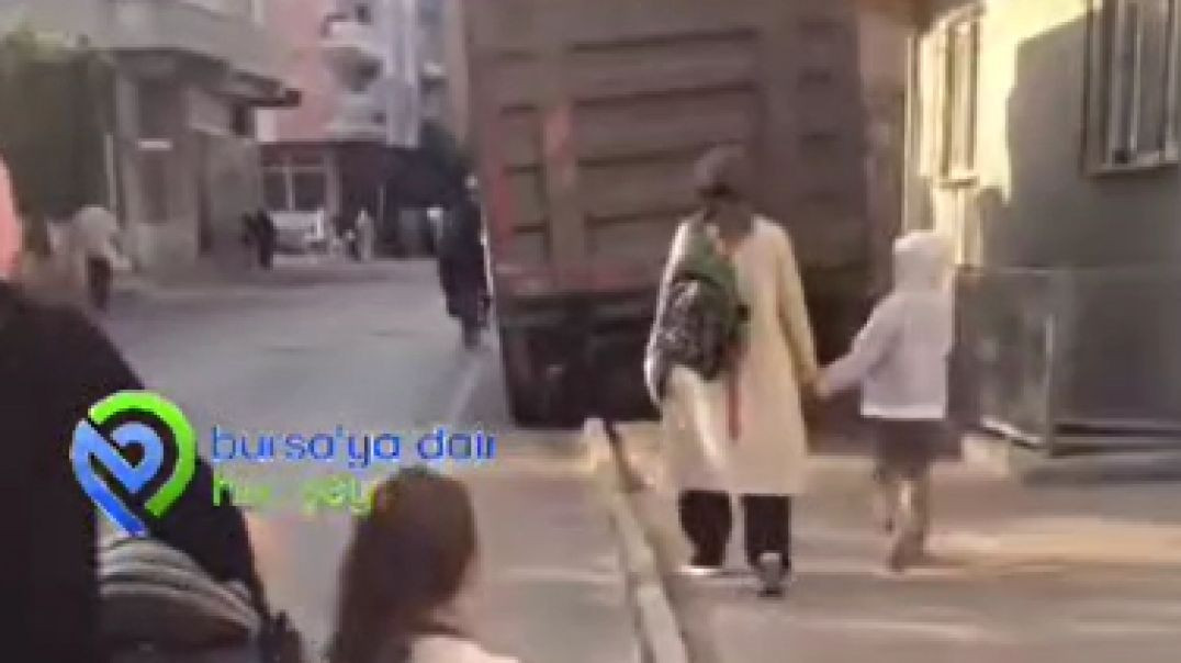 Bursa'da kaldırıma park eden kamyon çileden çıkardı