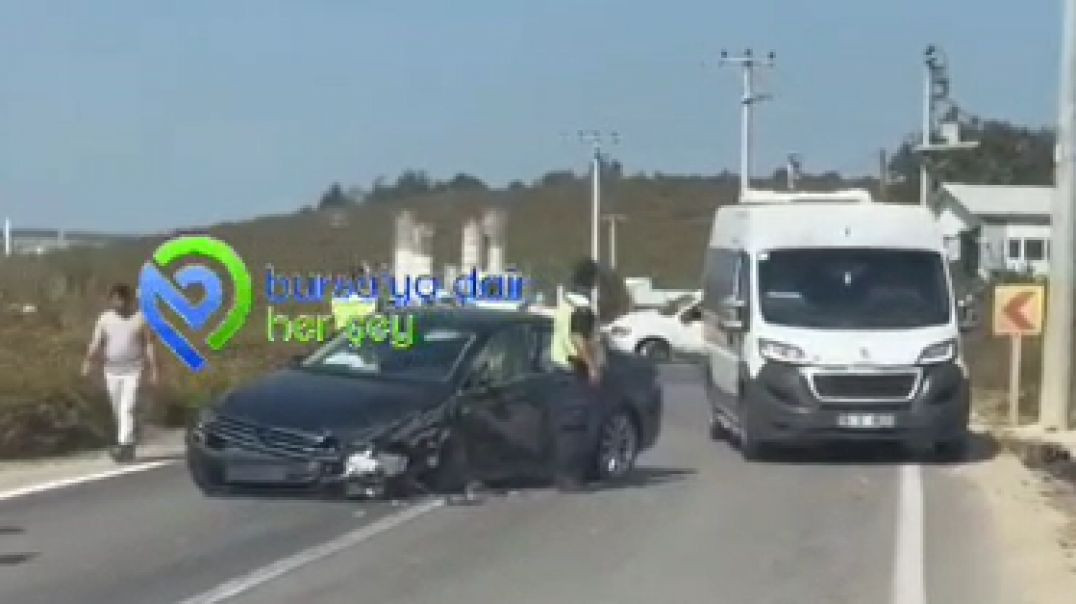 Bursa'da üç aracın çarpıştığı feci kaza: Yaralılar var!