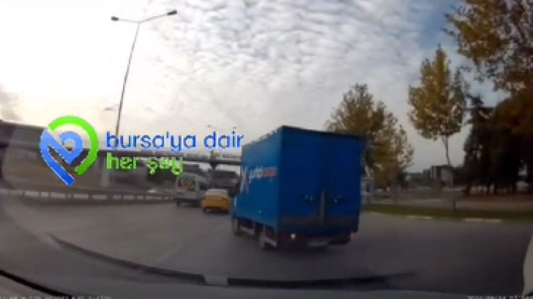 Bursa'da anayola aniden fırlayan kamyon minibüse çarpıp umursamadan ilerledi