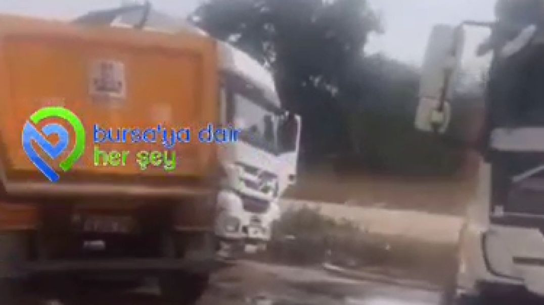 Bursa'da iki hafriyat kamyonu kafa kafaya çarpıştı!