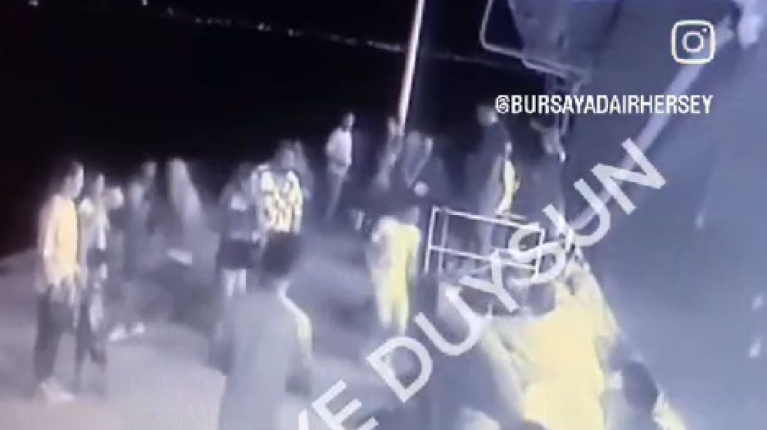 Mudanya'da kız çocuğu denize düştü: Yüreklerin ağza geldiği anlar kamerada!