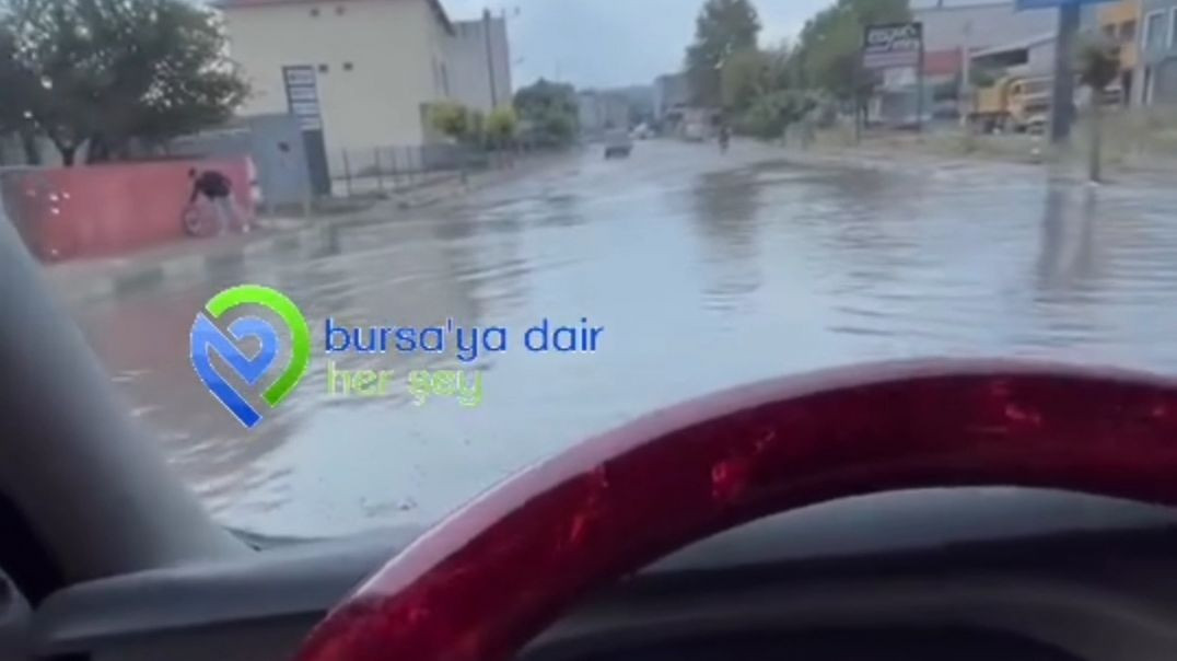Bursa'da sağanak yağış hayatı felç etti!