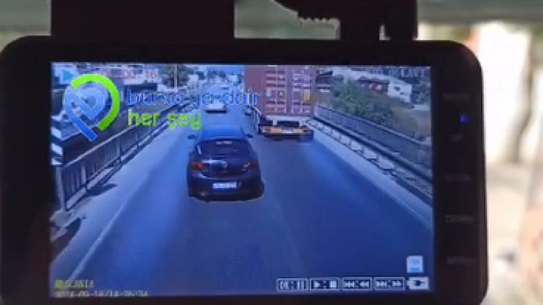 Bursa'da makas atarak tehlike saçan sürücü kamerada