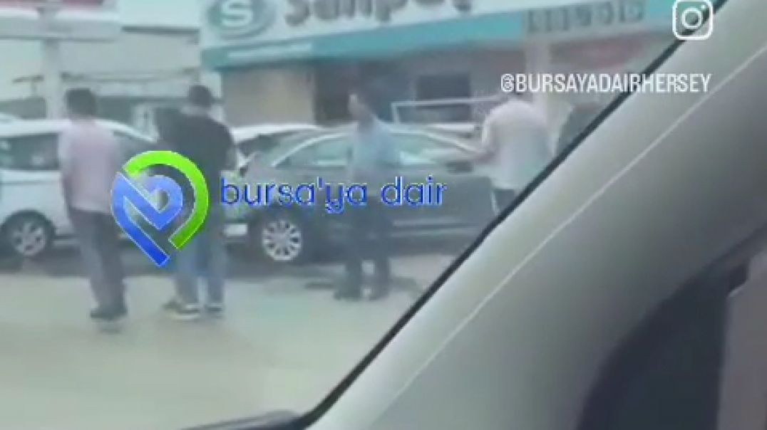 Bursa'da kontrolden çıkan araç park halindeki otomobilleri ezdi geçti