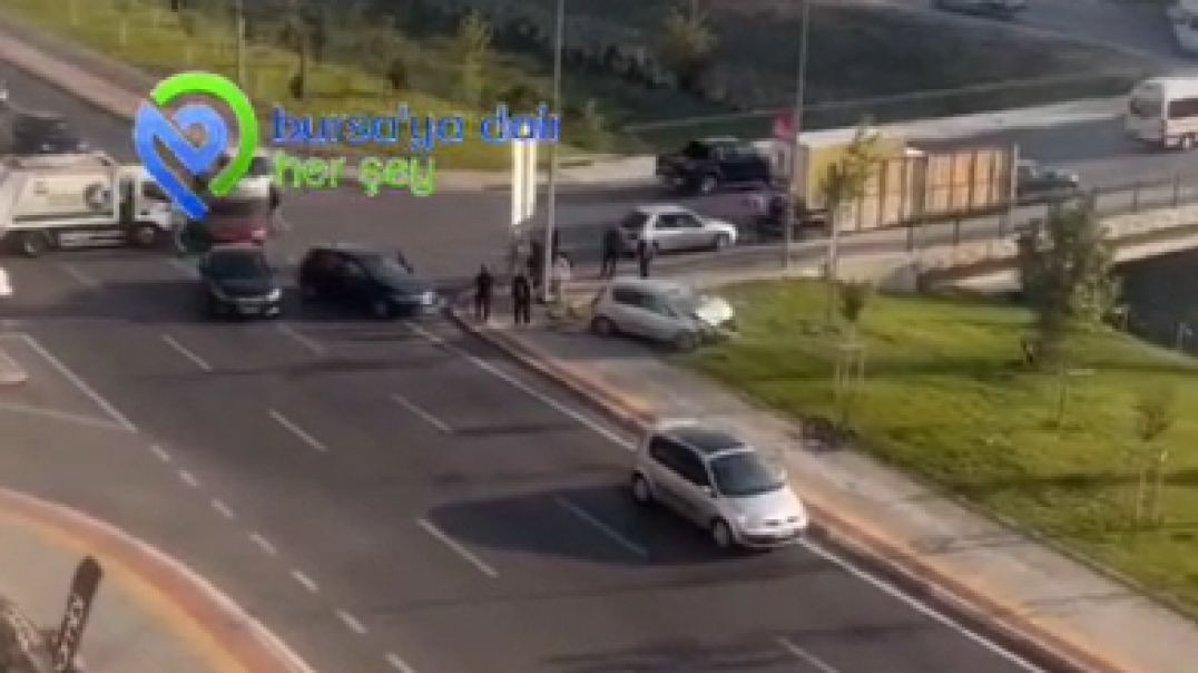 Bursa'da trafik kazasında çarpışan otomobillerden biri kaldırıma uçtu