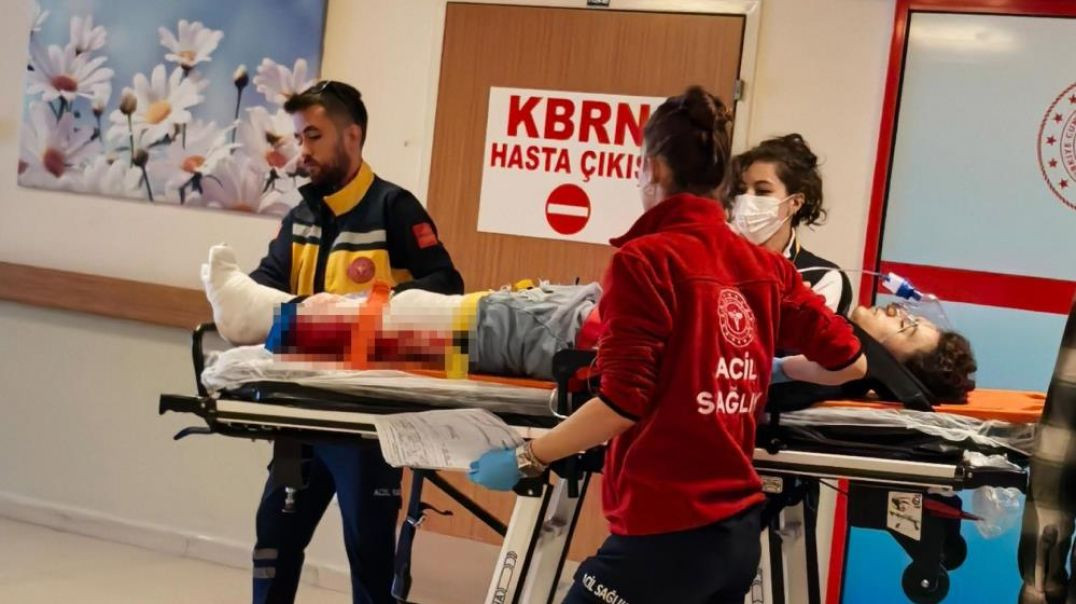 Bursa'da minibüs ile motosikletin kafa kafaya çarpışmasıyla ölümden döndüler