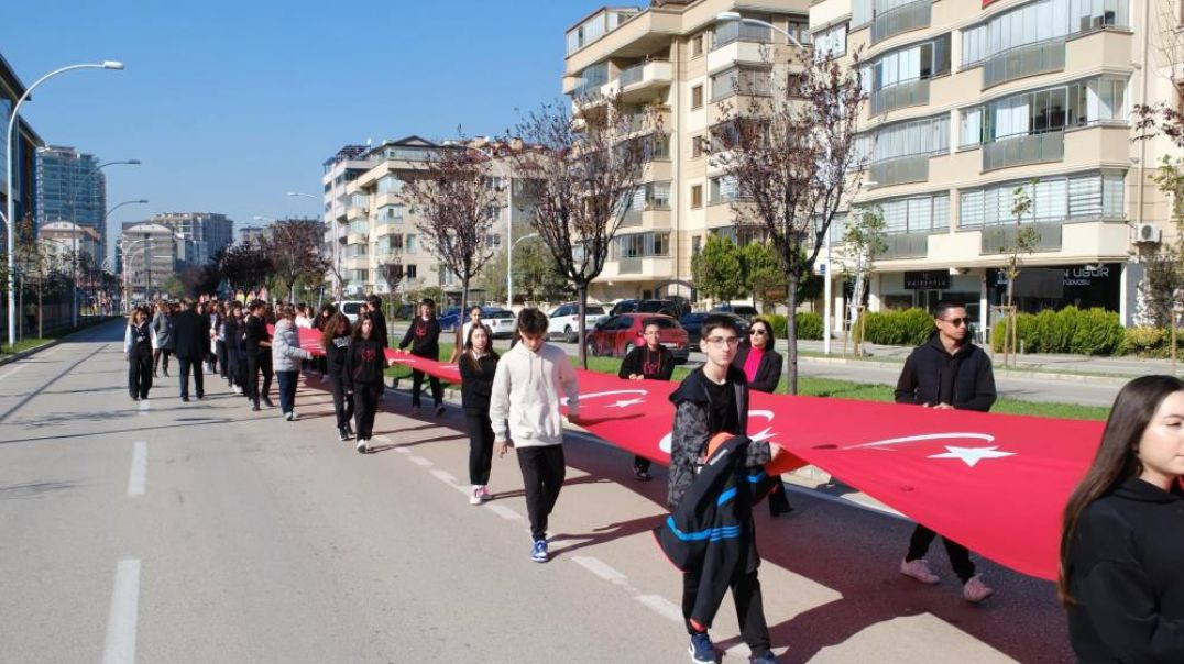 Bursa’da 500 metrelik dev bayrak yürüyüşü