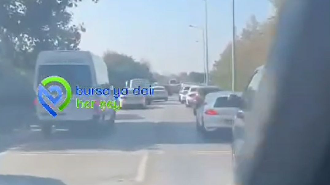 Bursa’da örnek davranış: Ambulansa fermuar sistemi ile yol verildi!