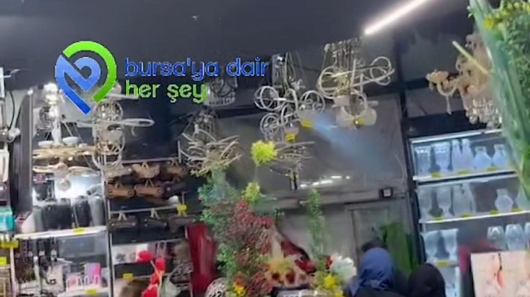 Bursa'da sağanak yağmurda mağazada mahsur kaldılar