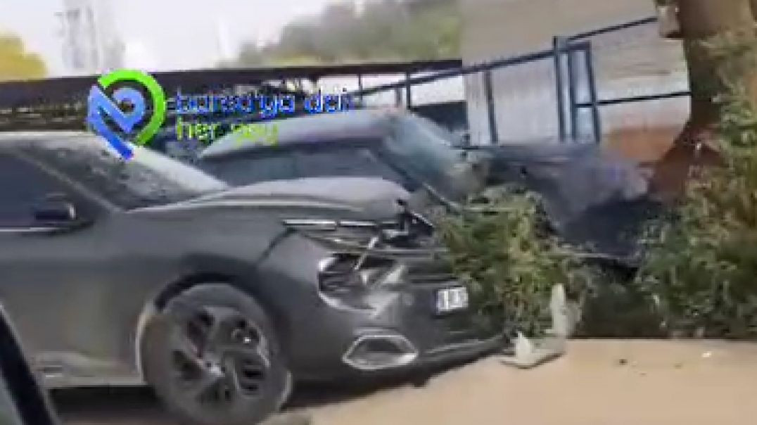 Bursa'da kontrolden çıkan 2 otomobil ağaca çarptı
