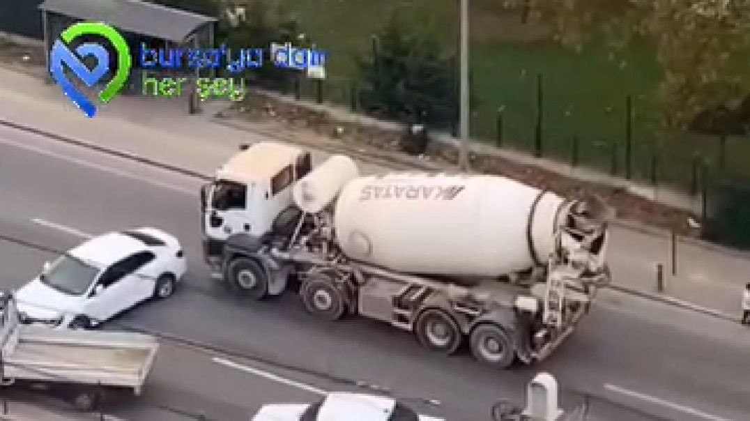 Bursa'da beton mikseri ve otomobil çarpıştı: Trafikte yoğunluk oluştu