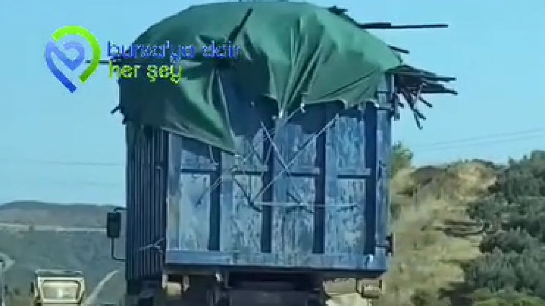 Bursa'da kamyon sürücüsü malzemeleri yola saçarak ilerledi