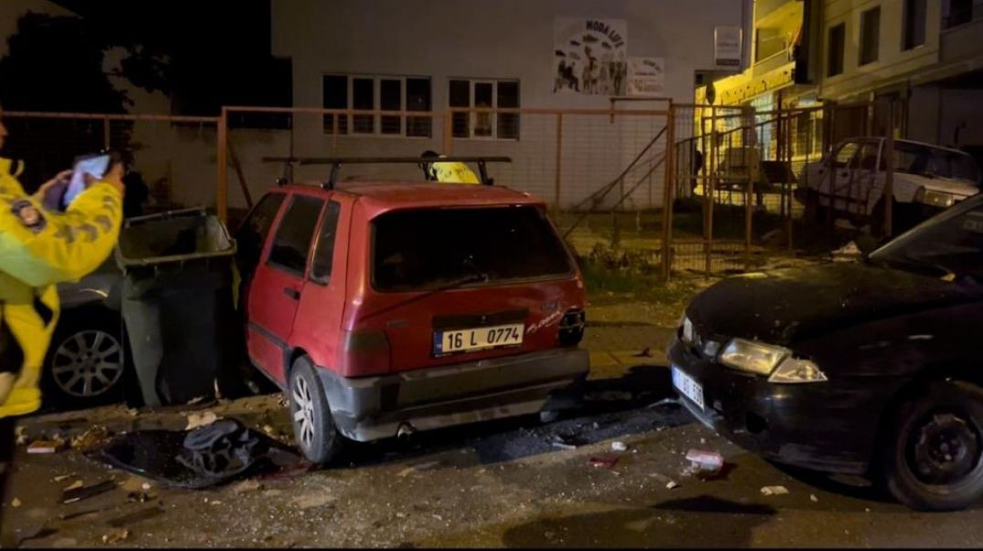 Bursa'da 3 otomobili ezip geçen sürücü aracını bırakıp kaçtı