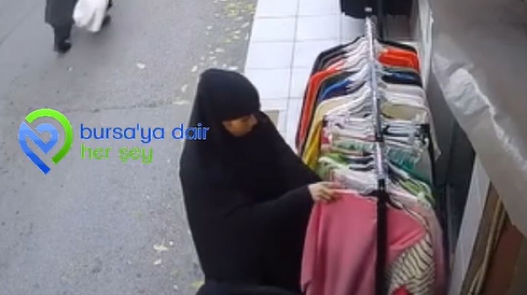 Bursa'da müşteri gibi geldiği mağazadan saniyeler içerisinde kıyafet çaldı