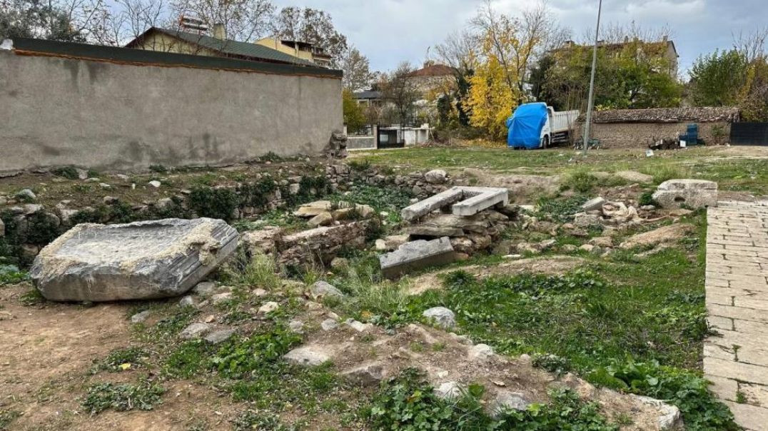 İznik'te tarihi mezarlık içler acısı halde...
