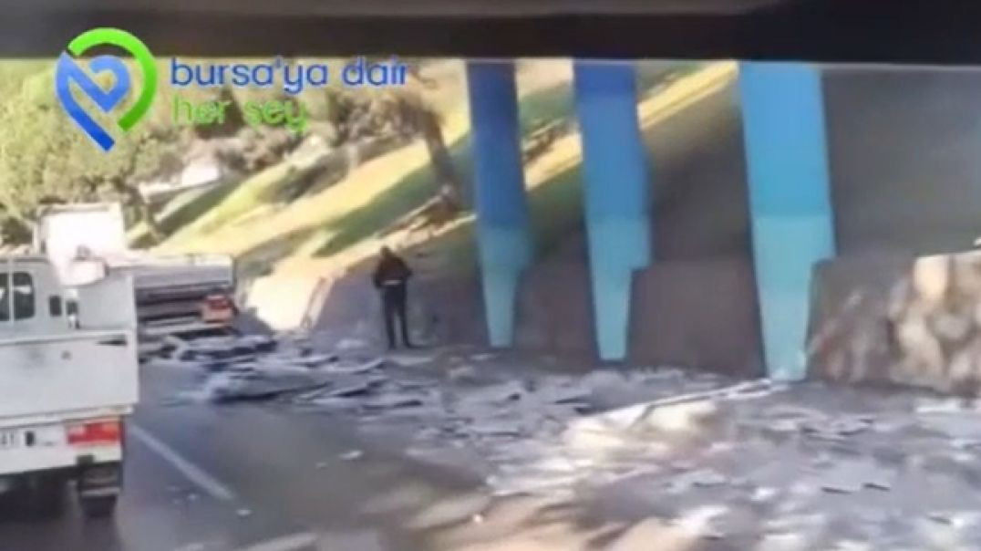 Bursa'da kamyona yüklü fayanslar yola saçılarak paramparça oldu