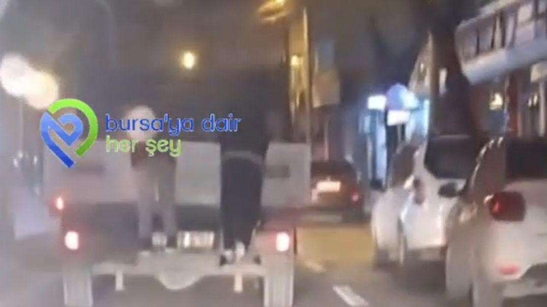 Bursa'da kamyonun arkasına tutunan çocuklar yürekleri ağza getirdi!