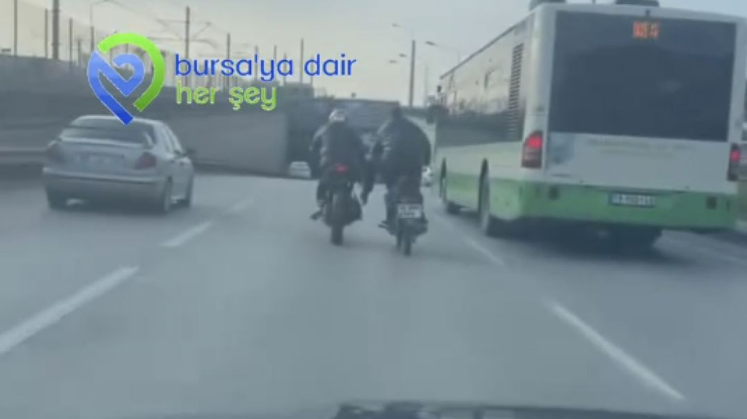 Bursa'da seyir halindeki motosiklete ayağını yaslayıp motosiklet kullandı