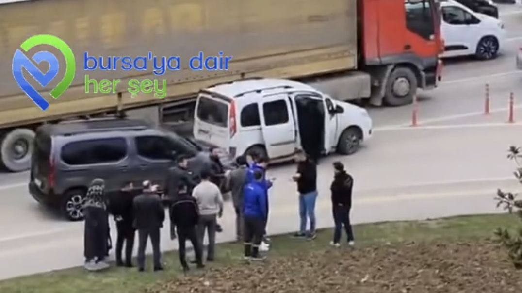 Bursa'da üç kişi 1 kişi darp ederken diğer tarafta trafik kazası oldu