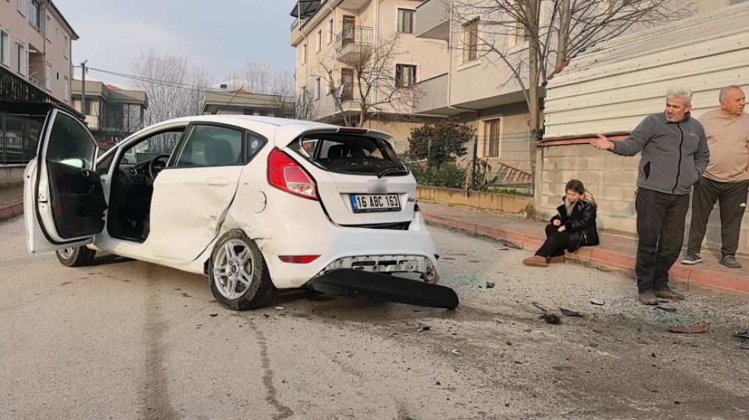 Bursa'da kazada otomobilinin hasar aldığını görünce gözyaşlarını tutamadı