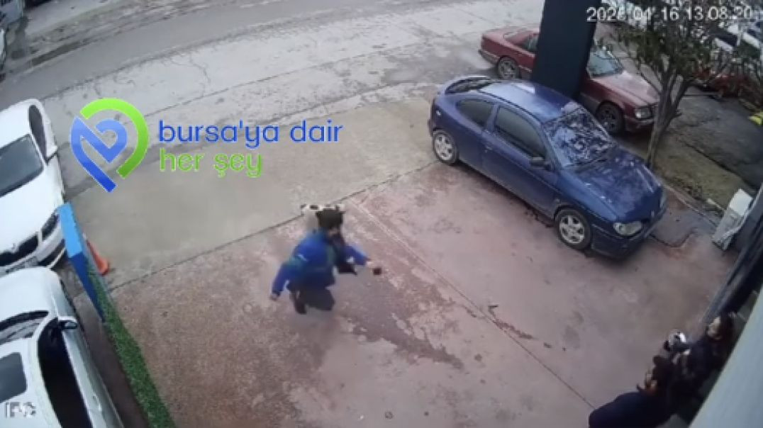 Bursa'da su sayacını okutan görevli ve köpeğin kovalamacası güldürdü