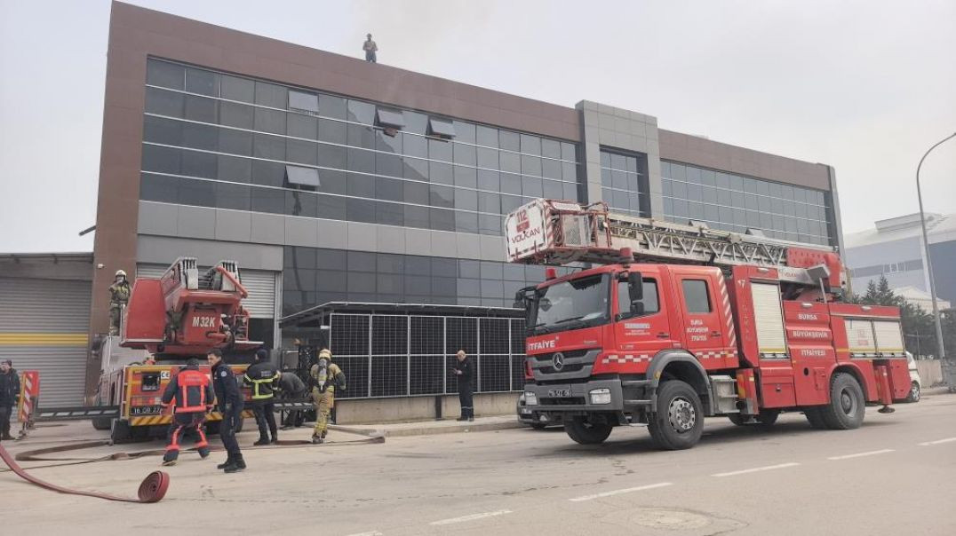 Bursa'da 1 itfaiye eri tekstil fabrikasındaki yangında yaralandı