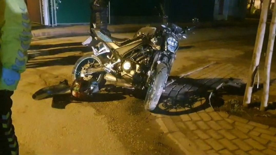 Bursa'da kamyonete çarpan motosiklet sürücüsü ölümden döndü