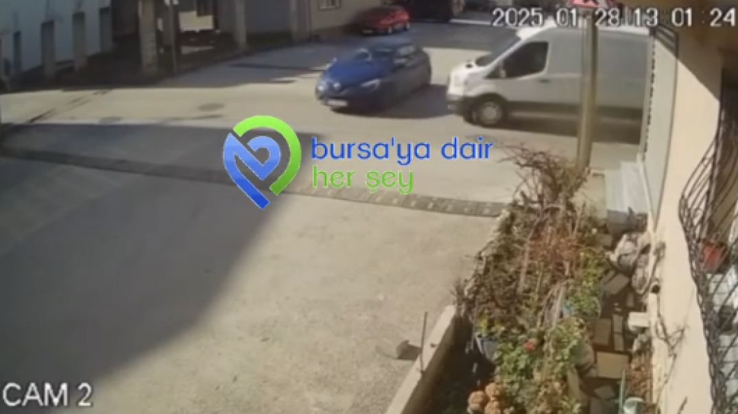 Bursa'da ana yola kontrolsüzce çıkan araç kazaya neden oldu