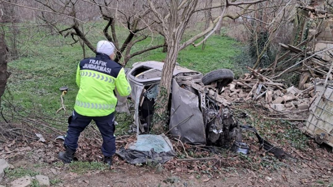 İznik'te alkollü sürücü aracıyla duvarı yıkıp bahçeye yuvarlandı: 4 yaralı!