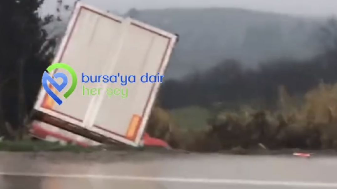 Bursa'da bariyerlere ve araçlara çarpan tır şarampole uçtu