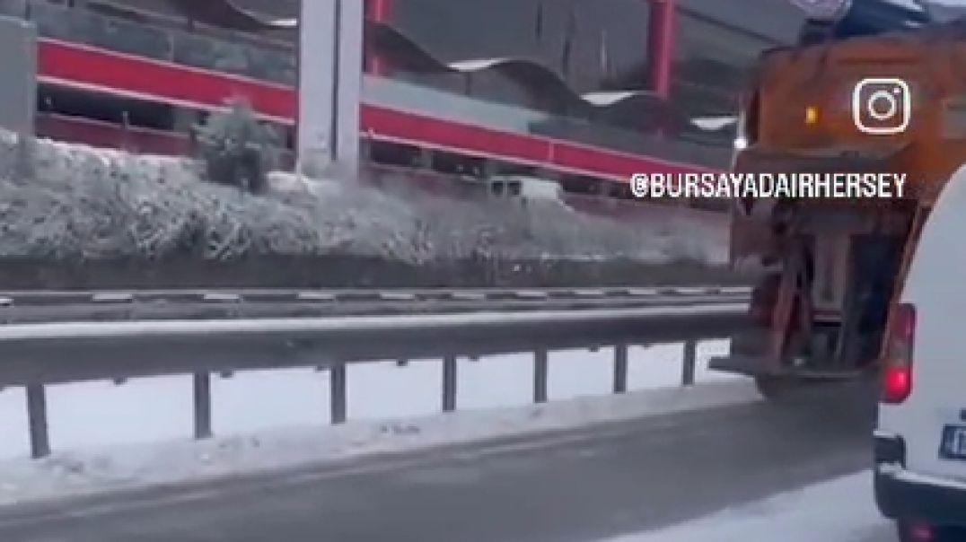 Bursa'da kapanan yollar ekipler tarafından açıldı