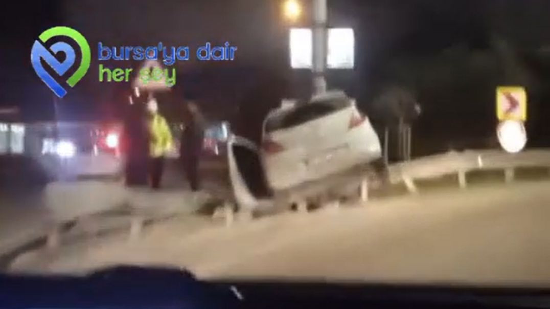 Bursa'da otomobil kavşağı dönmeyince bariyerlere ok gibi saplandı