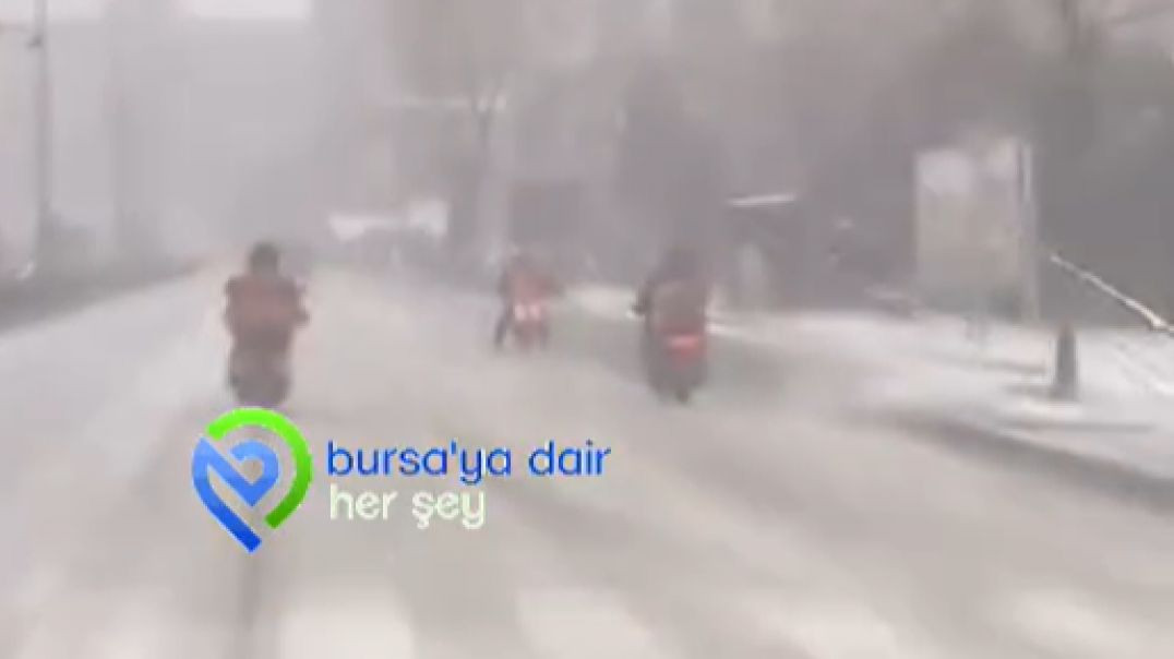 Bursa'da kar yağışı motokuryelere zor anlar yaşattı: Kurye yere düştü!