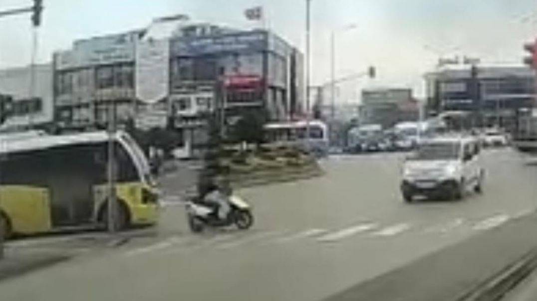 Bursa'da yaya geçidinden geçen motosiklete otomobil çarptı