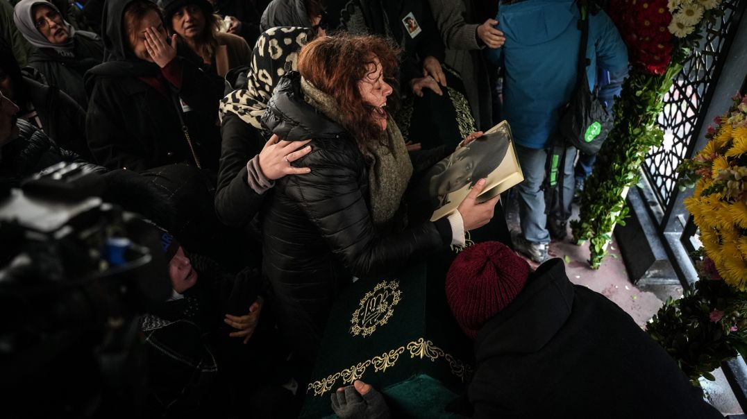 Kadıköy'de bıçaklanarak öldürülen İtalyan şefin 14 yaşındaki oğlu toprağa verildi