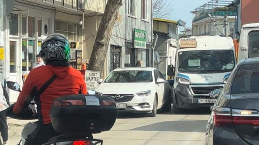 Bursa'da otomobili yola bırakıp giden sürücü trafiği felç etti