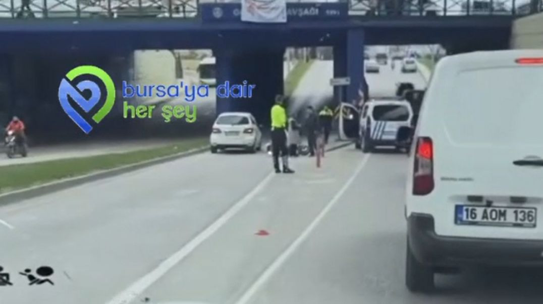 Bursa'da otomobil ve motosiklet çarpıştı: Trafik kilitlendi