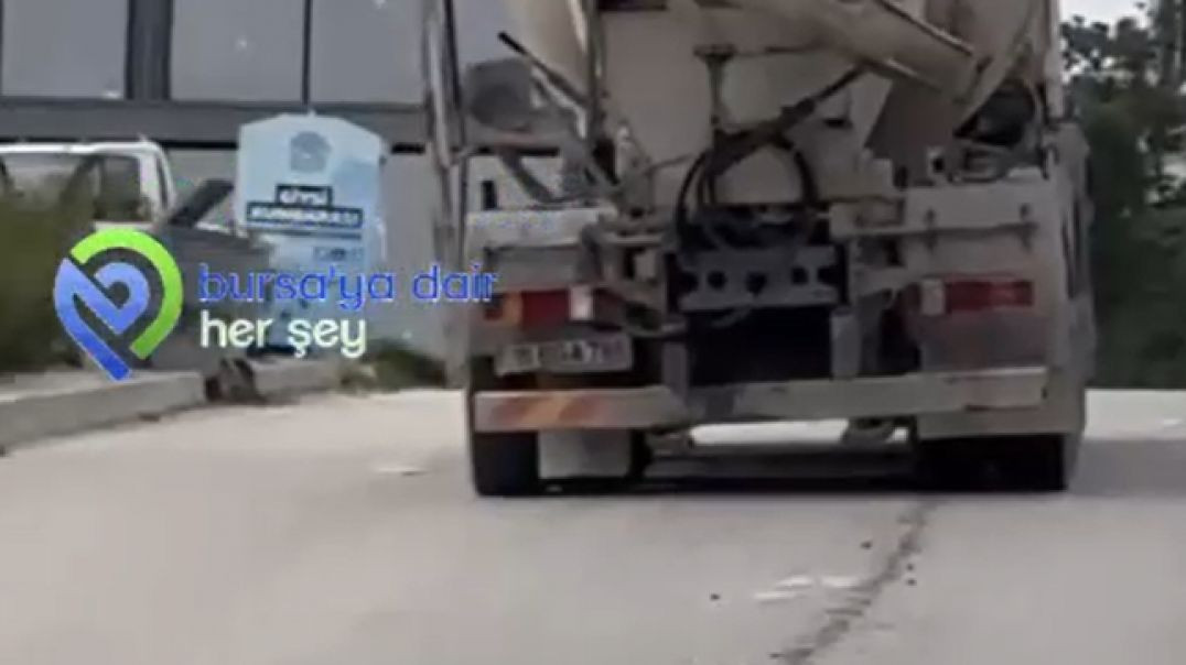 Bursa'da beton mikseri sürücüsü umursamadan çevreyi kirletti